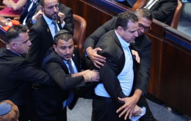 Κνέσετ: Παλαιστίνιος βουλευτής προκάλεσε επεισόδιο κατά την ομιλία Τραμπ – Τον απομάκρυναν «σηκωτό» (βίντεο)