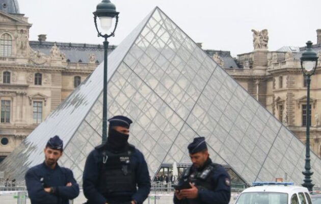 Λούβρο: Πέντε ακόμη συλλήψεις για τη ληστεία κοσμημάτων των $102 εκατ.