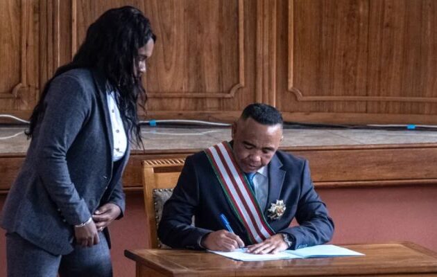 Πραξικόπημα στη Μαδαγασκάρη: Ο Συνταγματάρχης Ραντριανιρίνα όρισε Πρωθυπουργό τον επιχειρηματία Ραζαοναριβέλο