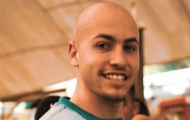 Ο Ισραηλινός όμηρος Έιταν Μορ υπέστη σφοδρό ξυλοδαρμό από δεσμοφύλακα της Χαμάς επειδή έκλεψε μία αραβική πίτα