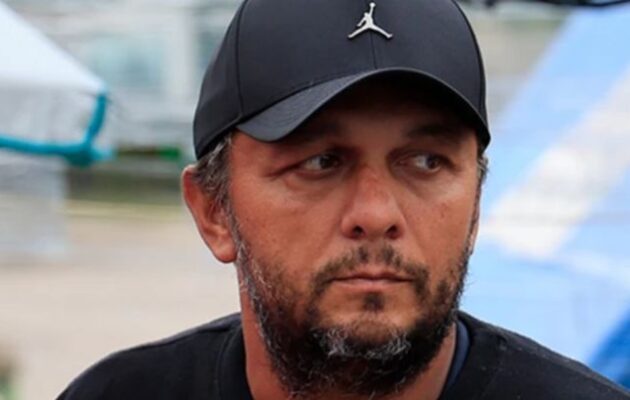  Με αφήσαν να αργοπεθαίνω έξω από τη Βουλή. Παρακολουθούν την οικογένειά μου.