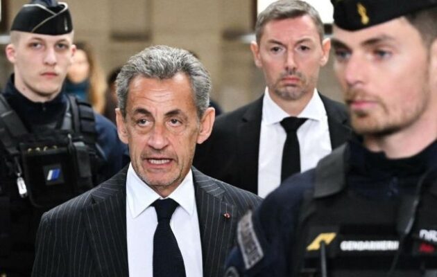 Ο Νικολά Σαρκοζί ξεκινά την ποινή φυλάκισης για χρηματοδότηση από τον Καντάφι