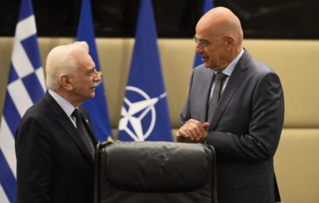 Ο Νίκος Δένδιας υπέγραψε Μνημόνιο Συνεργασίας με τον Ερυθρό Σταυρό: «Πάντα δίπλα στην κοινωνία της χώρας μας, τη στιγμή της ανάγκης της»