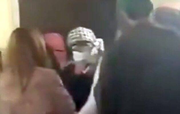 Κουκουλοφόροι διαδηλωτές τρομοκράτησαν επιζώντα της 7ης Οκτωβρίου στο Κολλέγιο Pomona (βίντεο)