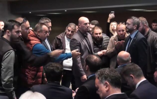 Λιβαδειά: Εξαγριωμένοι αγρότες περικύκλωσαν τον Κ. Τσιάρα – Συγκρούσεις με τα ΜΑΤ και χημικά