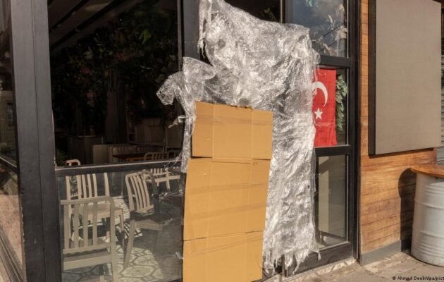 DW: «Μυστηριώδη» θανατηφόρα κρούσματα τροφικής δηλητηρίασης τουριστών στην Τουρκία