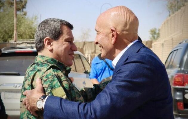 Ο Τόμας Μπάρακ ενημέρωσε τον Μαζλούμ Άμπντι για τη συνάντηση Τραμπ-Γκολάνι – Τι δήλωσε ο Κούρδος στρατηγός