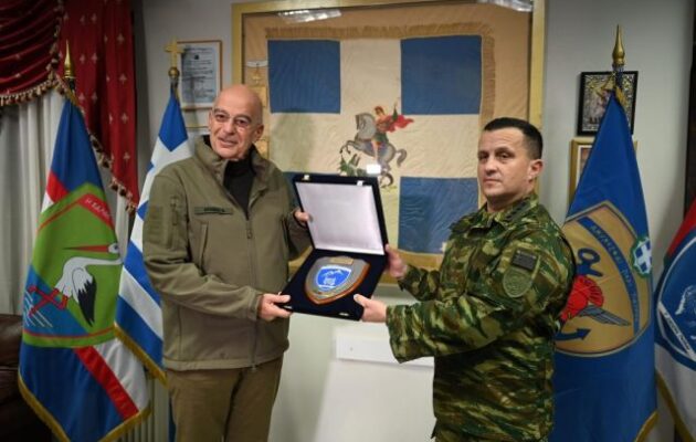 Ο Νίκος Δένδιας στο 1ο Σύνταγμα Πεζικού στη Φλώρινα