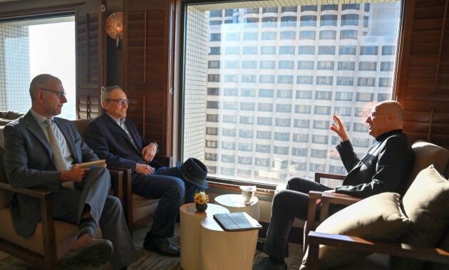 Ο Νίκος Δένδιας συναντήθηκε με διαπρεπείς Έλληνες καθηγητές κορυφαίων αμερικανικών πανεπιστημίων