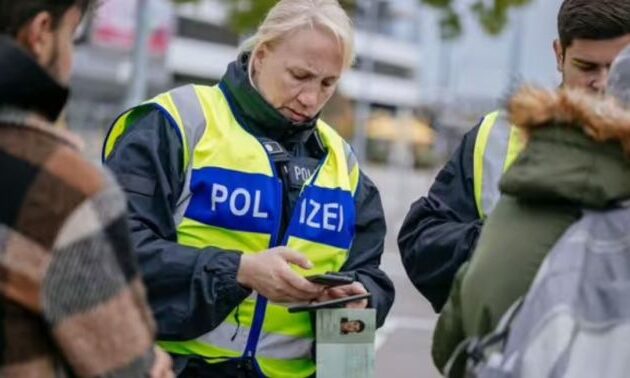  Η Γερμανία «πιάστηκε στα πράσα» να «ξεφορτώνει» μετανάστες στην Ολλανδία.