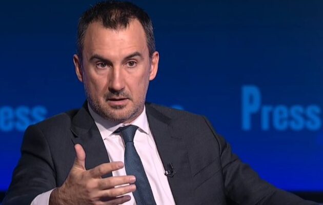 Ο αντιδημοφιλής Αλέξης Χαρίτσης του 1% εκπλιπαρεί για «ευρύ ψηφοδέλτιο της Αριστεράς» μήπως και διασωθεί πολιτικά