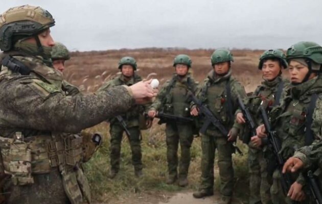 Βορειοκορεάτες ναρκοσυλλέκτες με ρομπότ «καθαρίζουν» το ρωσικό Κουρσκ από ουκρανικές νάρκες