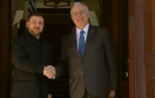 Στην Αθήνα ο Ζελένσκι:  Συναντήθηκε με τον Κ. Τασούλα και ακολουθεί η συνάντηση με Κ. Μητσοτάκη