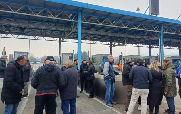 Σήκωσαν τις μπάρες στα διόδια και μοίρασαν προϊόντα οι αγρότες