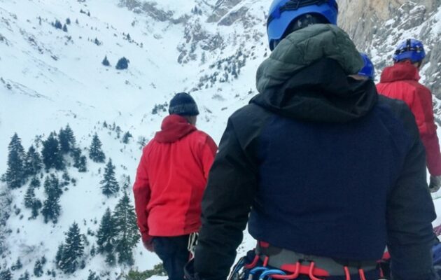 Θρίλερ στα Βαρδούσια: Άγνοούνται τρεις ορειβάτες – Εντοπίστηκε το αυτοκίνητό τους