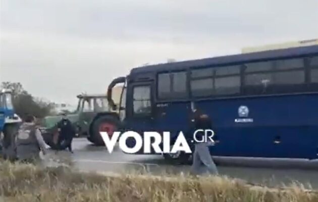 Σέρρες: Κλούβα των ΜΑΤ παραλίγο να εμβολίσει αγρότες στον κόμβο Πετριτσίου (βίντεο)