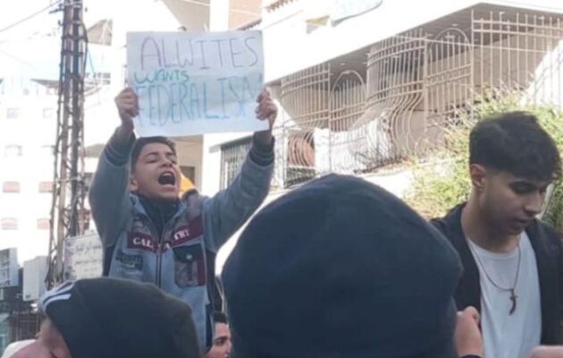 Συρία: Σε Λαοδίκεια, Ταρτούς και Χάμα Αλαουίτες διαδήλωσαν ζητώντας ομοσπονδία και αυτονομία – Έκαψαν τουρκικές σημαίες