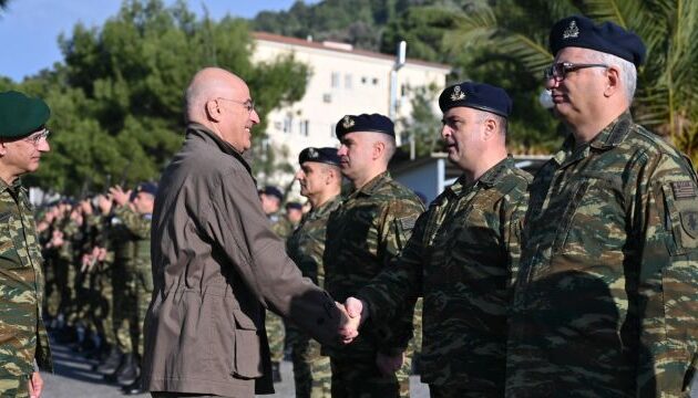 Ο Νίκος Δένδιας Χριστούγεννα στη Σάμο με τους στρατιώτες και τις στρατιωτίνες μας