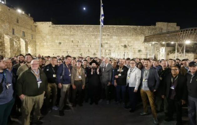 Πάνω από 1.000 Αμερικανοί χριστιανοί προσευχήθηκαν μαζικά για την Ιερουσαλήμ στο Δυτικό Τείχος