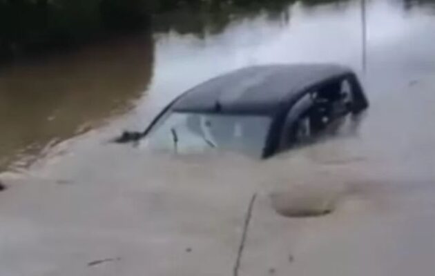 Η κακοκαιρία Byron χτυπάει άγρια τη Λακωνία – Βίντεο με διάσωση οικογένειας στη Σκάλα