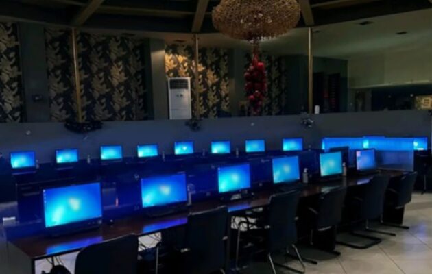 Στο πόδι η ΕΛ.ΑΣ. για τον παράνομο τζόγο των εορτών – Λουκέτο σε δύο παράνομα μίνι καζίνο σε Κερατσίνι και Θεσσαλονίκη – Βαριές «καμπάνες» στους παραβάτες