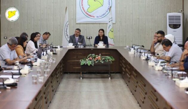 Συρία – Ένα έτος μετά την κατάρρευση Άσαντ: Το SDC προειδοποιεί για την έλλειψη δημοκρατικής πορείας