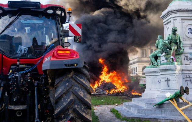 Αγροτική εξέγερση στις Βρυξέλλες – Οργισμένοι αγρότες πολιόρκησαν το Ευρωκοινοβούλιο
