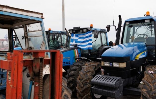 Παραμένουν τα αγροτικά μπλόκα σε δρόμους και τελωνεία της Κεντρικής και Δυτικής Μακεδονίας, στη Νίκαια και στον Ε65