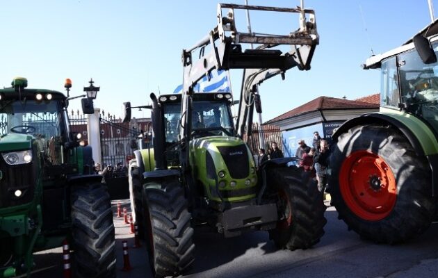 Ανυποχώρητοι στα μπλόκα οι αγρότες – «Όχι» στο κάλεσμα  Μητσοτάκη