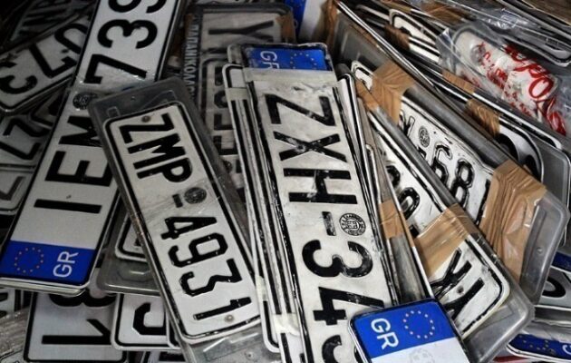 Ο Δήμος της Αθήνας επιστρέφει τις πινακίδες αυτοκινήτων λόγω εορτών