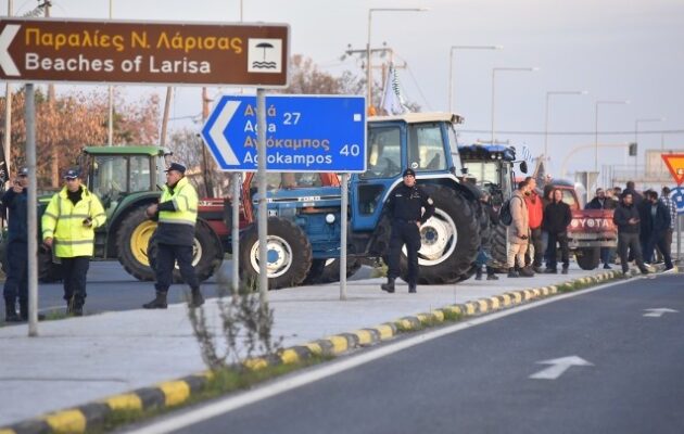 Παραμένουν στα μπλόκα οι αγρότες – Χωρίς προβλήματα η μετακίνση των εκδρομέων