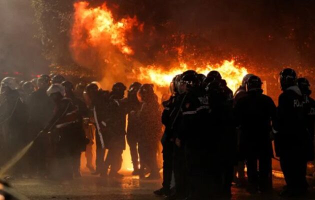 Τίρανα: Με μολότοφ και φωτιές ζήτησαν την παραίτηση Έντι Ράμα – Κατηγορείται για νοθεία και διαφθορά