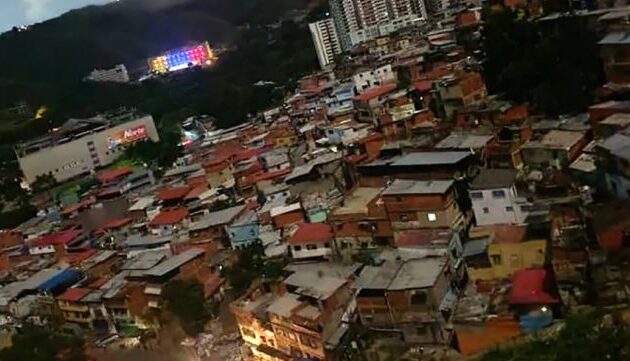 Βενεζουέλα: Σφοδρά πυρά στο Καράκας πλησίον του προεδρικού μεγάρου – Μάικ Τζόνσον: Οι ΗΠΑ δεν βρίσκονται σε πόλεμο με τη Βενεζουέλα