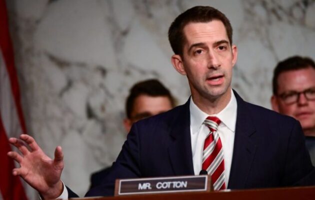 Τομ Κότον: Η νέα κυβέρνηση της Βενεζουέλας δεν μπορεί να συνεχίσει τις πρακτικές του Μαδούρο