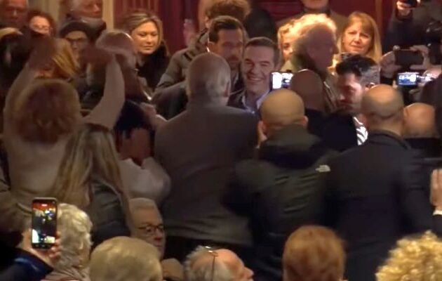 Αλέξης Τσίπρας: «Η ανασύνθεση της δημοκρατικής παράταξης είναι αναγκαία και επιβεβλημένη» υπό την ιαχή «να ‘τος, να ‘τος, ο πρωθυπουργός»