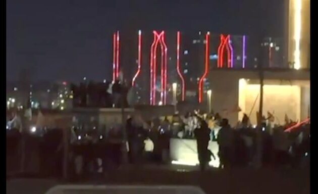 Διαδηλώσεις Κούρδων έξω από το αμερικανικό προξενείο στην Ερμπίλ: Οργή για «προδοσία» στη Συρία (βίντεο)