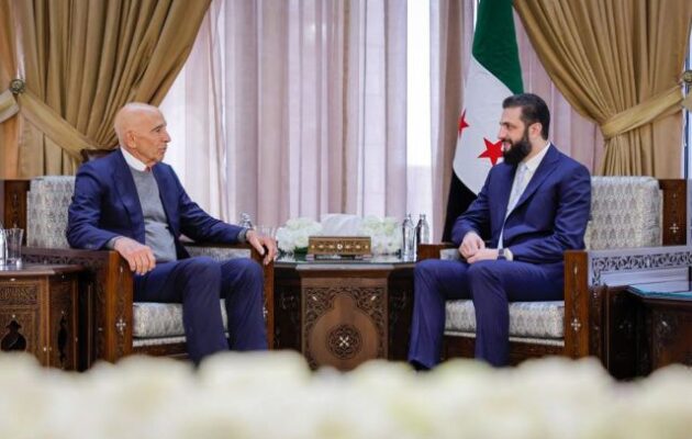 Ο Άχμεντ αλ-Σάρα (Γκολάνι) συναντήθηκε με τον Τόμας Μπάρακ του Τραμπ στη Δαμασκό