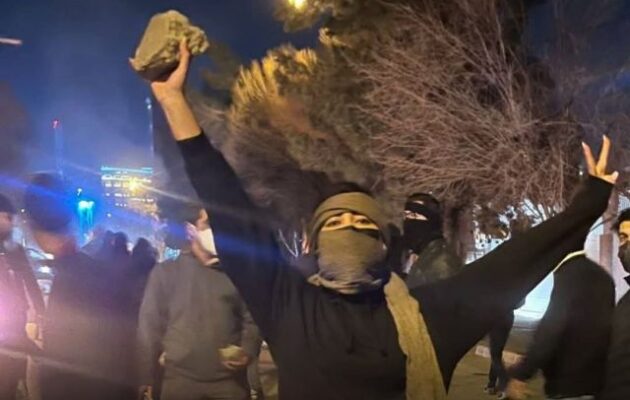 Ιράν: Σε τροχιά ανατροπής η χώρα – 12η νύχτα γενικευμένης εξέγερσης