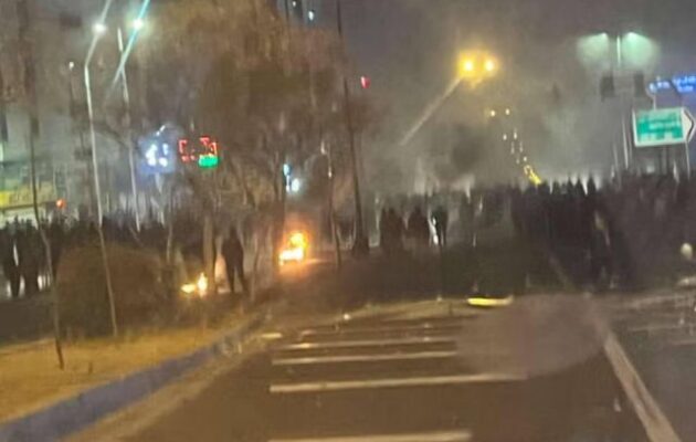 «Οι άνθρωποι πεθαίνουν στο σκοτάδι»: Ειδικοί καταγγέλλουν τη χειρότερη διακοπή διαδικτύου στην ιστορία του Ιράν