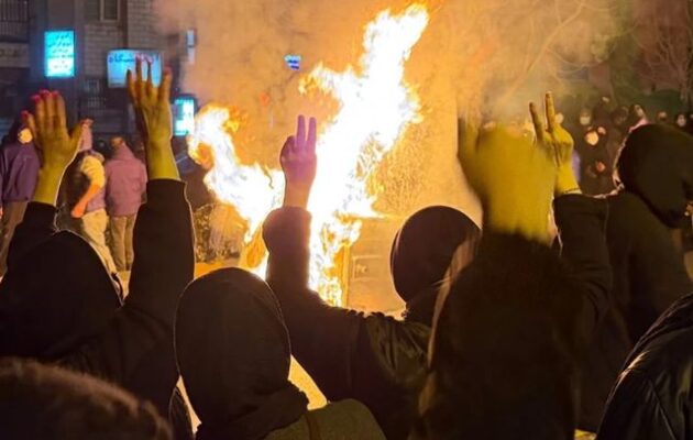 Σκληρή καταστολή στο Ιράν – Μαζικές συλλήψεις, κατασχέσεις περιουσιών, κλείσιμο επιχειρήσεων