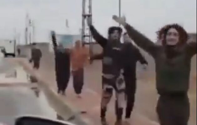 Συρία: Οι τζιχαντιστές σύμμαχοι των ΗΠΑ απελευθέρωσαν 200 φυλακισμένα μέλη του ISIS – Ο 78χρονος Τόμας Μπάρακ του Τραμπ τα έχει κάνει μπάχαλο