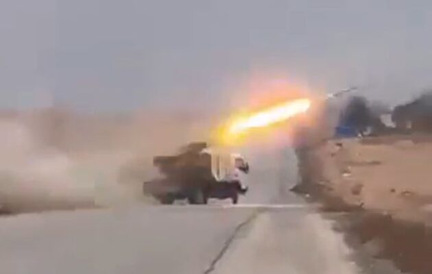 Νέα παρέμβαση Λίντσεϊ Γκράχαμ για τη Συρία: «Συντριπτικές κυρώσεις αν συνεχιστούν οι επιθέσεις κατά των Κούρδων και των SDF»