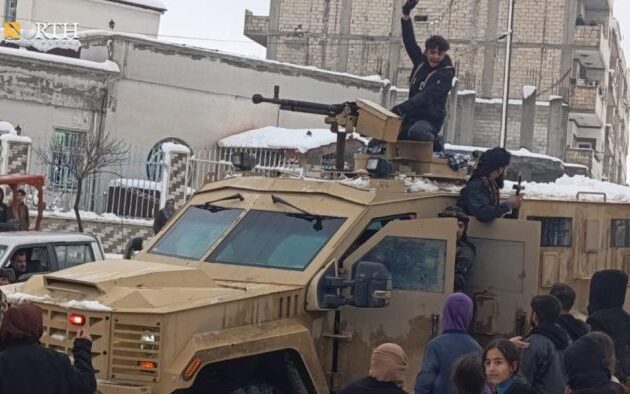 Οι Κούρδοι (SDF) που φύλαγαν φυλακή για μέλη του ISIS στη Ράκα έφτασαν στην Κομπάνι