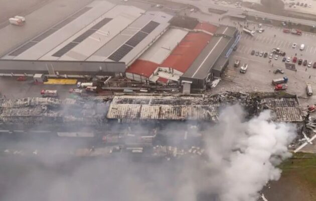 Οδύνη Τσίπρα για το εργατικό δυστύχημα στη «Βιολάντα»: «Η σκέψη μας σήμερα βρίσκεται στα Τρίκαλα, δίπλα στις οικογένειες που είδαν τη ζωή τους να γκρεμίζεται μέσα στις φλόγες»