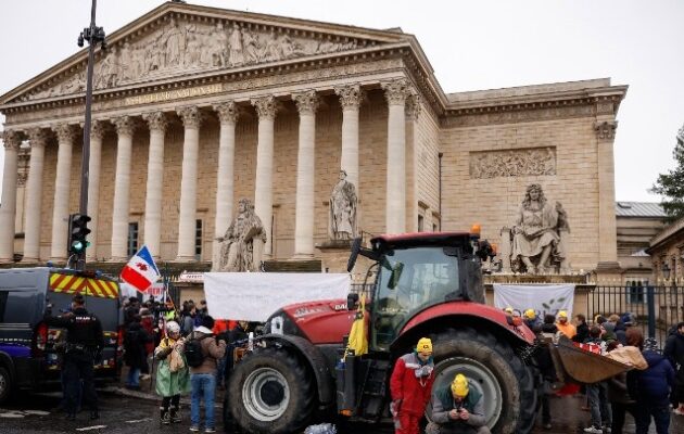 Συμφωνία Mercosur – Γαλλία: Αγρότες απέκλεισαν δρόμους του Παρισιού, διαμαρτυρόμενοι κατά της εμπορικής συμφωνίας ΕΕ-Mercosur