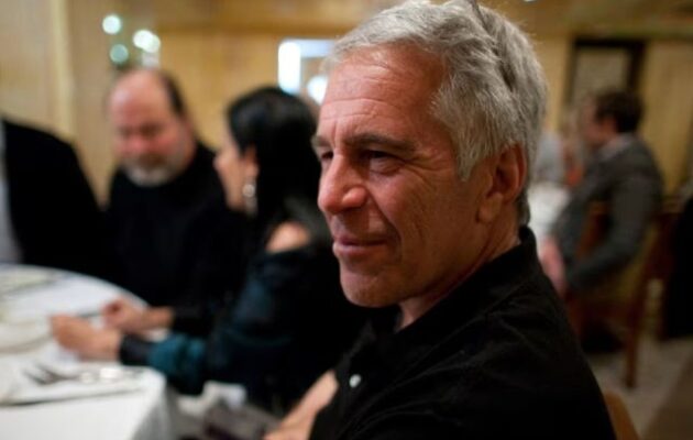 Νέα αρχεία βαθαίνουν το μυστήριο γύρω από τους συνδαιτυμόνες του Τζέφρι Έπσταϊν