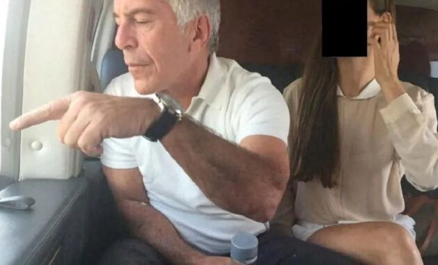 Χιλιάδες έγγραφα για τον Επστάιν αποσύρθηκαν μετά την αποκάλυψη στοιχείων των θυμάτων