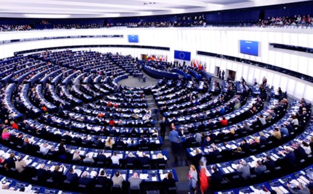 Ευρωβουλή: Εγκρίθηκε ο κατάλογος «ασφαλών χωρών» και οι νέες διαδικασίες ασύλου – Ποιοί αντιδρούν