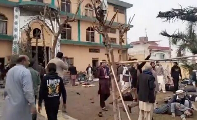 Πολύνεκρη επίθεση αυτοκτονίας σε σιιτικό τέμενος στο Ισλαμαμπάντ – Τουλάχιστον 31 νεκροί