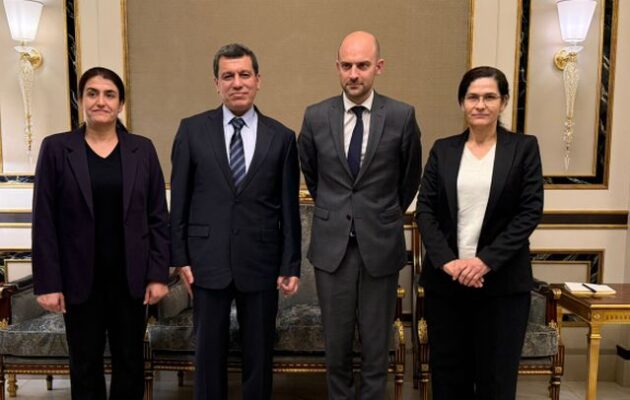 Συνάντηση αρχηγού των SDF με τον Γάλλο Υπ. Εξωτερικών στην Ερμπίλ για την ασφάλεια και την εφαρμογή της συμφωνίας των Κούρδων με τη Δαμασκό